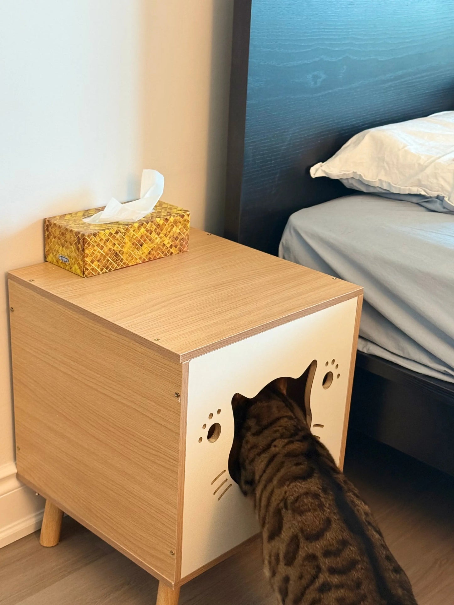 Night stand with Cute Cat Entrance Forpaws